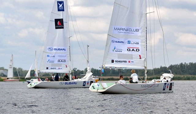 Światowa czołówka żeglarstwa startuje w zawodach Pucharu Świata w Szczecinie. Fot. Łukasz Szełemej [Radio Szczecin] Widowiskowa rywalizacja na światowym poziomie w Dąbiu [ZDJĘCIA]