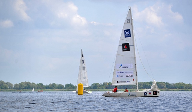 Światowa czołówka żeglarstwa startuje w zawodach Pucharu Świata w Szczecinie. Fot. Łukasz Szełemej [Radio Szczecin] Widowiskowa rywalizacja na światowym poziomie w Dąbiu [ZDJĘCIA]