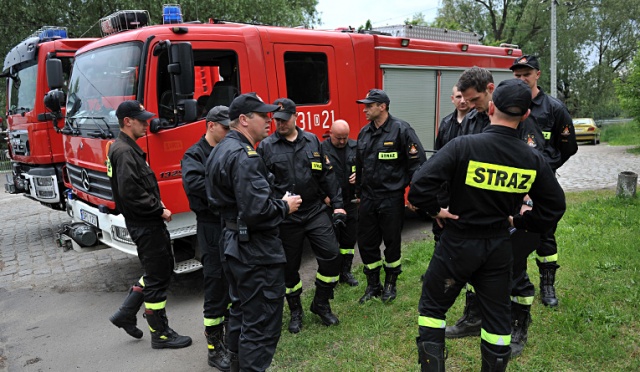 Trzystu strażaków z Polski i Niemiec bierze udział w ćwiczeniach przeciwpowodziowych "Caviar 2014", które w środę ruszyły w Zachodniopomorskiem. Fot. Łukasz Szełemej [Radio Szczecin] Trzystu strażaków, kilkadziesiąt wozów i praca całą noc [ZDJĘCIA, WIDEO]