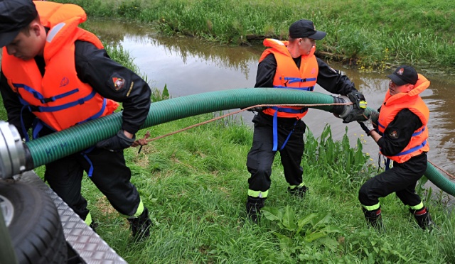 Trzystu strażaków z Polski i Niemiec bierze udział w ćwiczeniach przeciwpowodziowych "Caviar 2014", które w środę ruszyły w Zachodniopomorskiem. Fot. Łukasz Szełemej [Radio Szczecin] Trzystu strażaków, kilkadziesiąt wozów i praca całą noc [ZDJĘCIA, WIDEO]