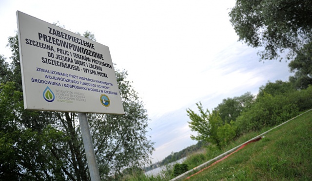 Trzystu strażaków z Polski i Niemiec bierze udział w ćwiczeniach przeciwpowodziowych "Caviar 2014", które w środę ruszyły w Zachodniopomorskiem. Fot. Łukasz Szełemej [Radio Szczecin] Trzystu strażaków, kilkadziesiąt wozów i praca całą noc [ZDJĘCIA, WIDEO]