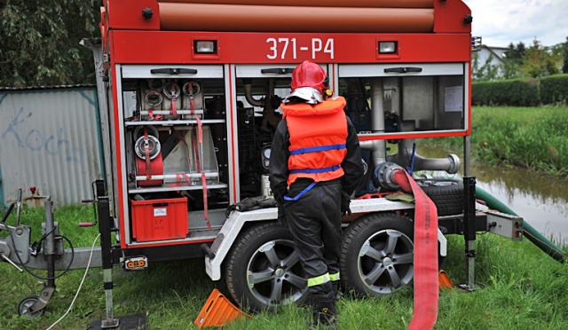 Trzystu strażaków z Polski i Niemiec bierze udział w ćwiczeniach przeciwpowodziowych "Caviar 2014", które w środę ruszyły w Zachodniopomorskiem. Fot. Łukasz Szełemej [Radio Szczecin] Trzystu strażaków, kilkadziesiąt wozów i praca całą noc [ZDJĘCIA, WIDEO]