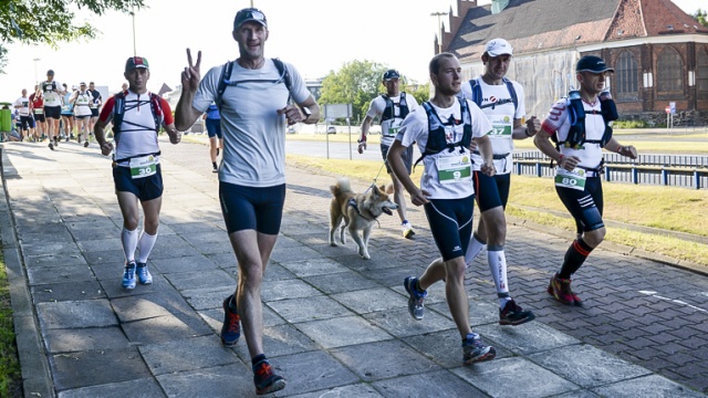 Ponad 200 zawodników bierze udział w III Ultramaratonie ze Szczecina do Kołobrzegu. Fot. Jarosław Gaszyński [Radio Szczecin] Ze Szczecina do Kołobrzegu biegiem [ZDJĘCIA]
