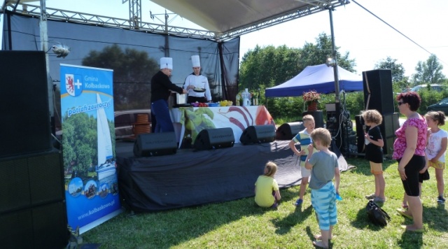 Festyn Kiełbaskowo w Kołbaskowie. Fot. Mariusz Niedźwiecki [Radio Szczecin] "Kiełbaskowo" w Kołbaskowie. Rekordowa kiełbasa miała 102 metry [ZDJĘCIA]