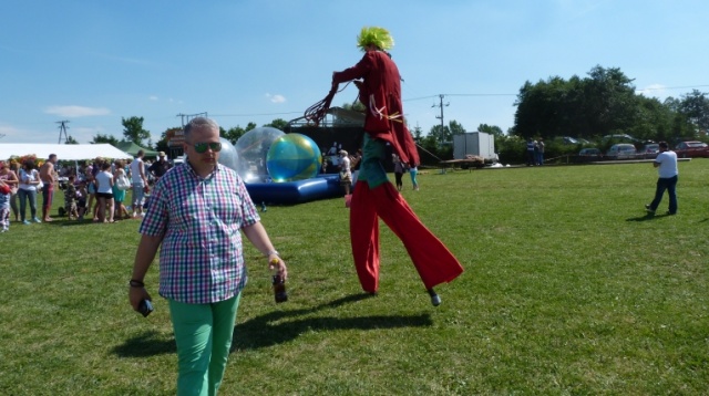 Festyn Kiełbaskowo w Kołbaskowie. Fot. Mariusz Niedźwiecki [Radio Szczecin] "Kiełbaskowo" w Kołbaskowie. Rekordowa kiełbasa miała 102 metry [ZDJĘCIA]