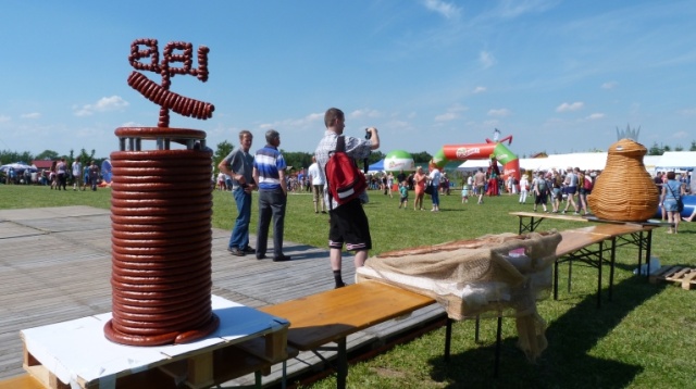 Festyn Kiełbaskowo w Kołbaskowie. Fot. Mariusz Niedźwiecki [Radio Szczecin] "Kiełbaskowo" w Kołbaskowie. Rekordowa kiełbasa miała 102 metry [ZDJĘCIA]