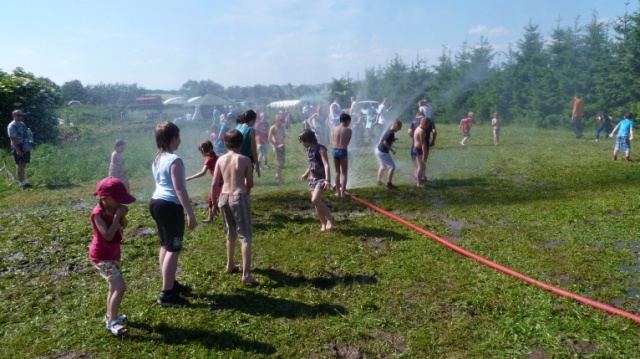 Festyn Kiełbaskowo w Kołbaskowie. Fot. Mariusz Niedźwiecki [Radio Szczecin] "Kiełbaskowo" w Kołbaskowie. Rekordowa kiełbasa miała 102 metry [ZDJĘCIA]