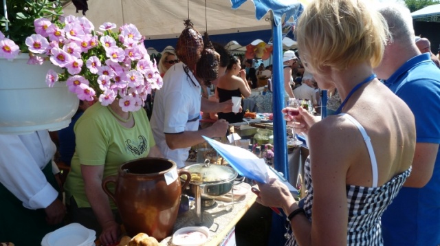 Festyn Kiełbaskowo w Kołbaskowie. Fot. Mariusz Niedźwiecki [Radio Szczecin] "Kiełbaskowo" w Kołbaskowie. Rekordowa kiełbasa miała 102 metry [ZDJĘCIA]