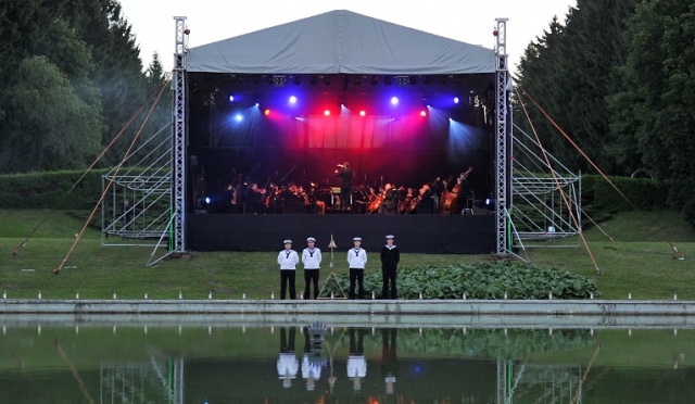 Tym, którzy nie wrócili z morza - jak co roku - zagrała szczecińska Opera na Zamku. Koncert odbył się na Cmentarzu Centralnym, obok fontanny. Fot. Łukasz Szełemej [Radio Szczecin] Wzruszający koncert tym, którzy nie powrócili z morza [ZDJĘCIA]