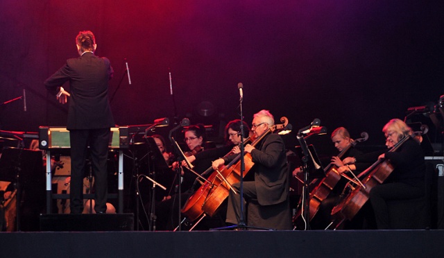 Tym, którzy nie wrócili z morza - jak co roku - zagrała szczecińska Opera na Zamku. Koncert odbył się na Cmentarzu Centralnym, obok fontanny. Fot. Łukasz Szełemej [Radio Szczecin] Wzruszający koncert tym, którzy nie powrócili z morza [ZDJĘCIA]