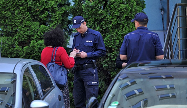 Ewakuacja Izby Skarbowej w Szczecinie. W poniedziałek po godz. 9 do urzędu przy ulicy Roosevelta przyszedł e-mail z informacją, że w jednym z pomieszczeń znajduje się bomba. Fot. Łukasz Szełemej [Radio Szczecin] Alarm bombowy w Szczecinie. Ewakuowano pracowników Izby Skarbowej i PZU