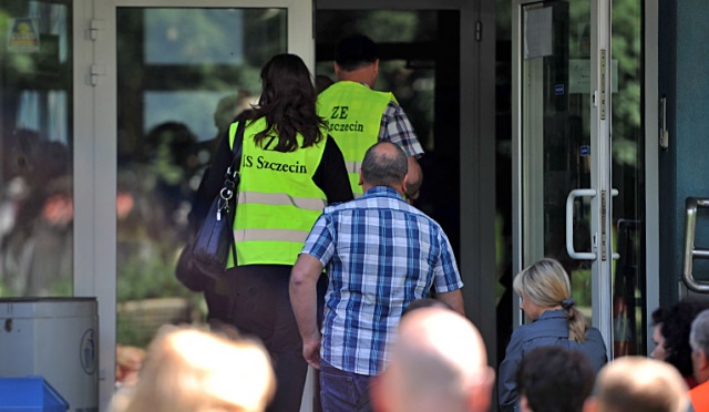 Ewakuacja Izby Skarbowej w Szczecinie. W poniedziałek po godz. 9 do urzędu przy ulicy Roosevelta przyszedł e-mail z informacją, że w jednym z pomieszczeń znajduje się bomba. Fot. Łukasz Szełemej [Radio Szczecin] Alarm bombowy w Szczecinie. Ewakuowano pracowników Izby Skarbowej i PZU