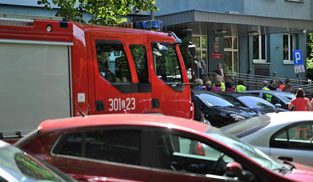 Ewakuacja Izby Skarbowej w Szczecinie. W poniedziałek po godz. 9 do urzędu przy ulicy Roosevelta przyszedł e-mail z informacją, że w jednym z pomieszczeń znajduje się bomba. Fot. Łukasz Szełemej [Radio Szczecin] Alarm bombowy w Szczecinie. Ewakuowano pracowników Izby Skarbowej i PZU