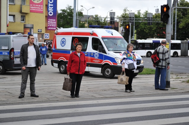 Kierowca auta osobowego prawdopodobnie zasłabł i wjechał w grupę ludzi stojących na chodniku. Fot. Łukasz Szełemej [Radio Szczecin] Wypadek na placu Żołnierza. Kierowca potrącił przechodniów i uderzył w szklany pawilon