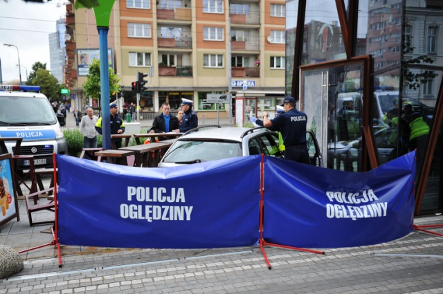 Kierowca auta osobowego prawdopodobnie zasłabł i wjechał w grupę ludzi stojących na chodniku. Fot. Łukasz Szełemej [Radio Szczecin] Wypadek na placu Żołnierza. Kierowca potrącił przechodniów i uderzył w szklany pawilon