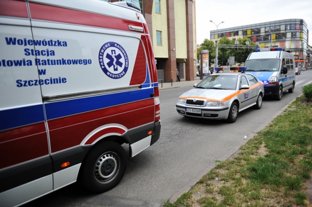 Kierowca auta osobowego prawdopodobnie zasłabł i wjechał w grupę ludzi stojących na chodniku. Fot. Łukasz Szełemej [Radio Szczecin] Wypadek na placu Żołnierza. Kierowca potrącił przechodniów i uderzył w szklany pawilon