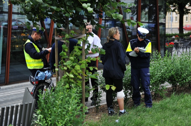 Kierowca auta osobowego prawdopodobnie zasłabł i wjechał w grupę ludzi stojących na chodniku. Fot. Łukasz Szełemej [Radio Szczecin] Wypadek na placu Żołnierza. Kierowca potrącił przechodniów i uderzył w szklany pawilon