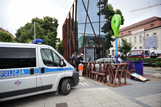 Kierowca auta osobowego prawdopodobnie zasłabł i wjechał w grupę ludzi stojących na chodniku. Fot. Łukasz Szełemej [Radio Szczecin] Wypadek na placu Żołnierza. Kierowca potrącił przechodniów i uderzył w szklany pawilon
