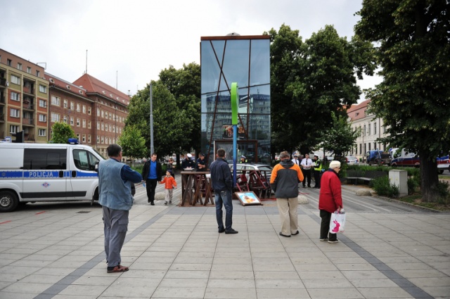 Kierowca auta osobowego prawdopodobnie zasłabł i wjechał w grupę ludzi stojących na chodniku. Fot. Łukasz Szełemej [Radio Szczecin] Wypadek na placu Żołnierza. Kierowca potrącił przechodniów i uderzył w szklany pawilon