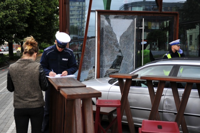 Kierowca auta osobowego prawdopodobnie zasłabł i wjechał w grupę ludzi stojących na chodniku. Fot. Łukasz Szełemej [Radio Szczecin] Wypadek na placu Żołnierza. Kierowca potrącił przechodniów i uderzył w szklany pawilon