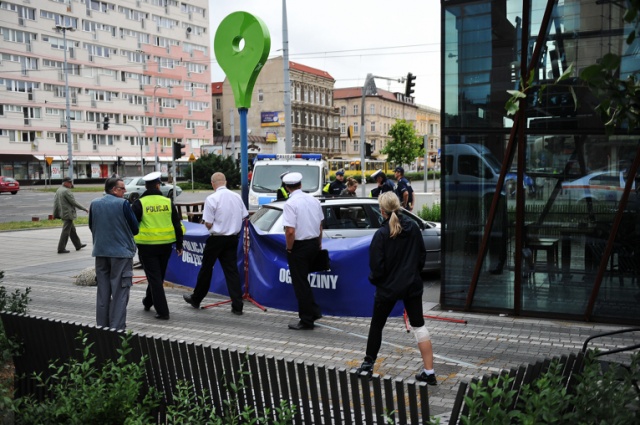 Kierowca auta osobowego prawdopodobnie zasłabł i wjechał w grupę ludzi stojących na chodniku. Fot. Łukasz Szełemej [Radio Szczecin] Wypadek na placu Żołnierza. Kierowca potrącił przechodniów i uderzył w szklany pawilon