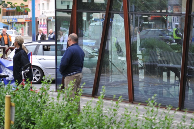 Kierowca auta osobowego prawdopodobnie zasłabł i wjechał w grupę ludzi stojących na chodniku. Fot. Łukasz Szełemej [Radio Szczecin] Wypadek na placu Żołnierza. Kierowca potrącił przechodniów i uderzył w szklany pawilon