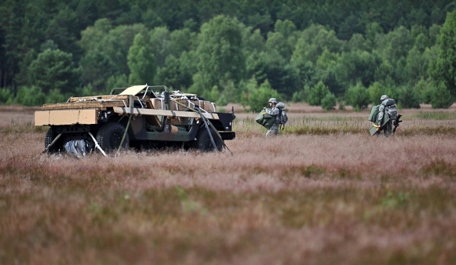 Amerykańscy spadochroniarze wylądowali na poligonie w Drawsku Pomorskim. Fot. Łukasz Szełemej [Radio Szczecin] Zrzut amerykańskich spadochroniarzy w Drawsku [ZDJĘCIA, WIDEO]