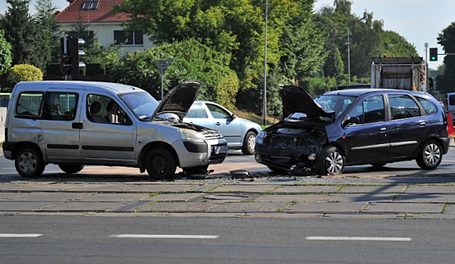 Samochód leżał na boku. Wypadek w centrum Szczecina
