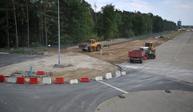 Port lotniczy w Goleniowie już w 1/4 zmodernizowany. Fot. Łukasz Szełemej [Radio Szczecin] Lotnisko w remoncie. Po tych zmianach problem zniknie [ZDJĘCIA]