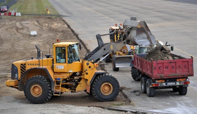 Port lotniczy w Goleniowie już w 1/4 zmodernizowany. Fot. Łukasz Szełemej [Radio Szczecin] Lotnisko w remoncie. Po tych zmianach problem zniknie [ZDJĘCIA]