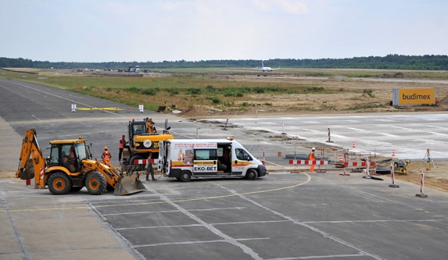 Port lotniczy w Goleniowie już w 1/4 zmodernizowany. Fot. Łukasz Szełemej [Radio Szczecin] Lotnisko w remoncie. Po tych zmianach problem zniknie [ZDJĘCIA]