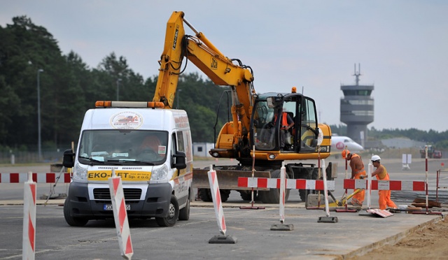 Port lotniczy w Goleniowie już w 1/4 zmodernizowany. Fot. Łukasz Szełemej [Radio Szczecin] Lotnisko w remoncie. Po tych zmianach problem zniknie [ZDJĘCIA]