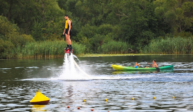 Pierwszy w Szczecinie pokaz flyboardingu odbył się w piątek na Dziewokliczu. Fot. Łukasz Szełemej [Radio Szczecin] Szczecinianie przetestowali "latające buty" [ZDJĘCIA, WIDEO]