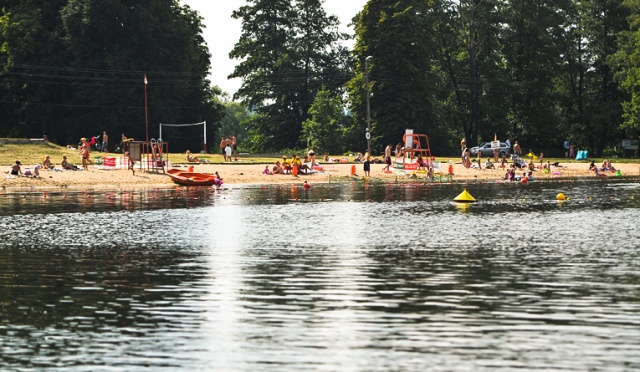 Pierwszy w Szczecinie pokaz flyboardingu odbył się w piątek na Dziewokliczu. Fot. Łukasz Szełemej [Radio Szczecin] Szczecinianie przetestowali "latające buty" [ZDJĘCIA, WIDEO]