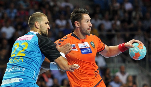 30:33 przegrali piłkarze ręczni ze Szczecina z mistrzem Polski Vive Tauron Kielce. Fot. Łukasz Szełemej [Radio Szczecin] GAZ-SYSTEM Pogoń przegrała. Mecz w hali Arena obejrzały tłumy kibiców [ZDJĘCIA]