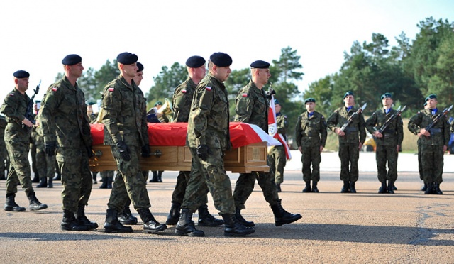 Ciało żołnierza szczecińskiego korpusu NATO, który we wtorek zginął w Afganistanie wróciło do kraju. Fot. Łukasz Szełemej [Radio Szczecin] Oddali hołd poległemu żołnierzowi [ZDJĘCIA, WIDEO]