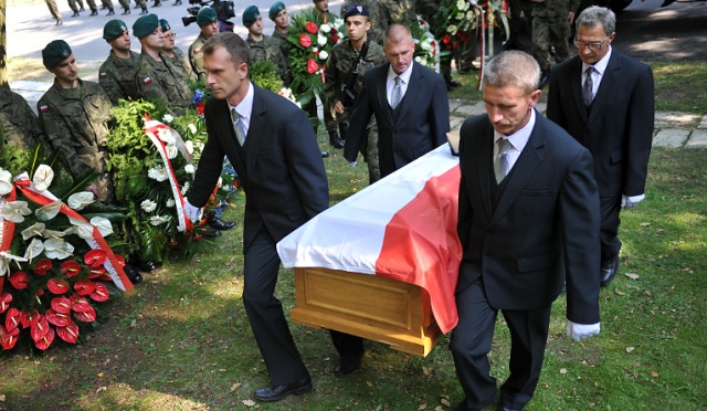 Kilkaset osób uczestniczyło w pogrzebie szczecińskiego żołnierza - fot. Łukasz Szełemej [Radio Szczecin] "Chronił nas wszystkich". Kilkaset osób uczestniczyło w pogrzebie szczecińskiego żołnierza