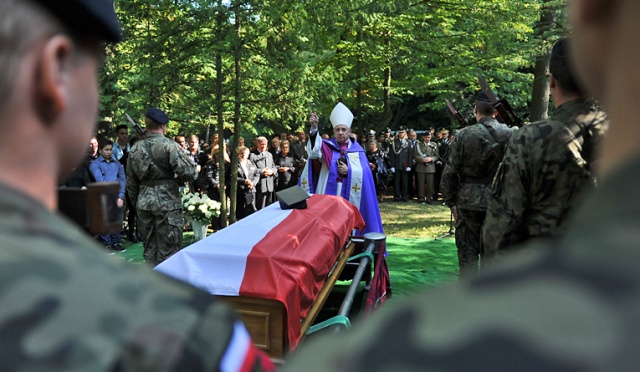 Kilkaset osób uczestniczyło w pogrzebie szczecińskiego żołnierza - fot. Łukasz Szełemej [Radio Szczecin] "Chronił nas wszystkich". Kilkaset osób uczestniczyło w pogrzebie szczecińskiego żołnierza