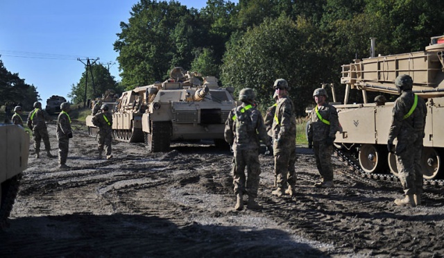 18 amerykańskich czołgów M1 Abrams i transporterów opancerzonych M2A3 Bradley dojechało już do Drawska Pomorskiego. Fot. Łukasz Szełemej [Radio Szczecin] Abramsy i Bradleye wjechały do Drawska [ZDJĘCIA]