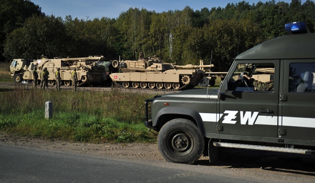 18 amerykańskich czołgów M1 Abrams i transporterów opancerzonych M2A3 Bradley dojechało już do Drawska Pomorskiego. Fot. Łukasz Szełemej [Radio Szczecin] Abramsy i Bradleye wjechały do Drawska [ZDJĘCIA]