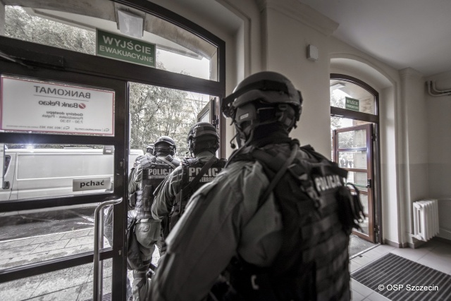 Pożar i terroryści w magistracie. Fot. OSP Szczecin Pożar i terroryści w magistracie [ZDJĘCIA]