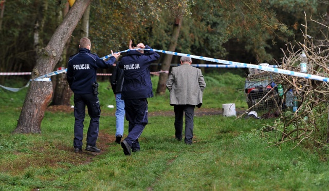 Inspektorzy sanepidu oraz inspekcji ochrony środowiska w asyście policjantów weszli na teren zwierzyńca w szczecińskim Wielgowie. Fot. Łukasz Szełemej [Radio Szczecin] Sanepid wszedł na teren fermy w Wielgowie. "Widok jest makabryczny" [ZDJĘCIA]