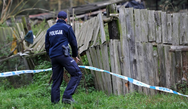 Inspektorzy sanepidu oraz inspekcji ochrony środowiska w asyście policjantów weszli na teren zwierzyńca w szczecińskim Wielgowie. Fot. Łukasz Szełemej [Radio Szczecin] Sanepid wszedł na teren fermy w Wielgowie. "Widok jest makabryczny" [ZDJĘCIA]