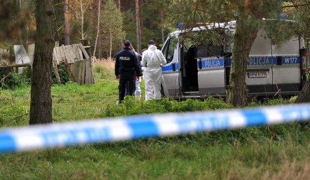 Inspektorzy sanepidu oraz inspekcji ochrony środowiska w asyście policjantów weszli na teren zwierzyńca w szczecińskim Wielgowie. Fot. Łukasz Szełemej [Radio Szczecin] Sanepid wszedł na teren fermy w Wielgowie. "Widok jest makabryczny" [ZDJĘCIA]