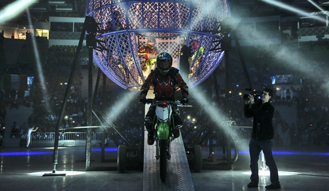 W czwartek w hali widowiskowo-sportowej przy ulicy Szafera w Szczecinie odbyła się uroczysta gala otwarcia mistrzostw świata w karate. Fot. Łukasz Szełemej [Radio Szczecin] Lech Wałęsa zainaugurował w Szczecinie mistrzostwa świata w karate [ZDJĘCIA, WIDEO]