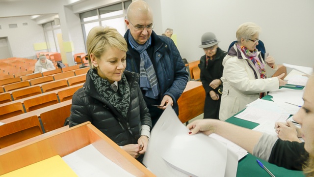 W lokalu wyborczym na Wydziale Zarządzania i Ekonomiki Uniwersytetu Szczecińskiego przy ul. Cukrowej głosowała Małgorzata Jacyna-Witt. Fot. Jarosław Gaszyński [Radio Szczecin] Kandydaci na prezydenta Szczecina już zagłosowali [ZDJĘCIA, WIDEO]