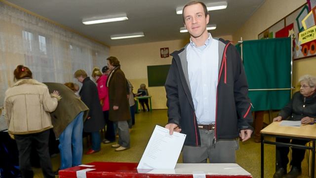 Również na Pogodnie w Szkole Podstawowej nr 48 przy ul. Czorsztyńskiej głosował Przemysław Urbański z komitetu "Wygrajmy Szczecin!". Fot. Jarosław Gaszyński [Radio Szczecin] Kandydaci na prezydenta Szczecina już zagłosowali [ZDJĘCIA, WIDEO]