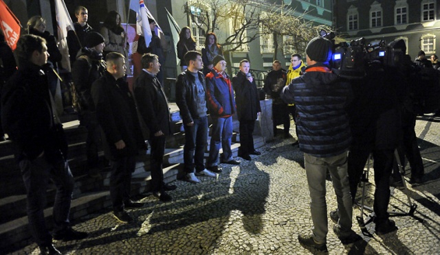 Ponad dwieście osób manifestowało w sobotę przed szczecińskim urzędem miasta. Fot. Łukasz Szełemej [Radio Szczecin] "To są kpiny nie wybory". Pikieta przed magistratem [ZDJĘCIA, WIDEO]