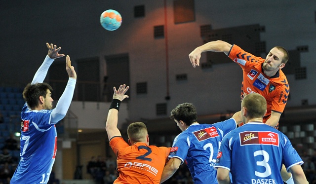 Piłkarze ręczni GAZ-SYSTEM Pogoń wysoko przegrali z Wisłą Płock. Fot. Łukasz Szełemej [Radio Szczecin] Wysoka porażka piłkarzy ręcznych GAZ-SYSTEM Pogoń [ZDJĘCIA]