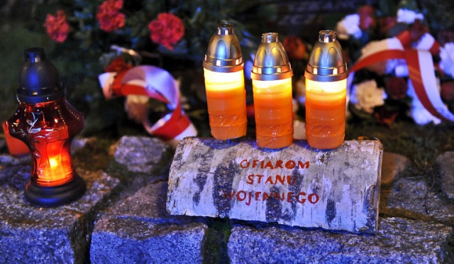 W 33. rocznicę wprowadzenia w Polsce stanu wojennego szczecińskie Porozumienie Środowisk Patriotycznych zorganizowało na Placu Grunwaldzkim pikietę antykomunistyczną. Fot. Łukasz Szełemej [Radio Szczecin] W rocznicę stanu wojennego pikietowali przeciwko komunie [ZDJĘCIA]